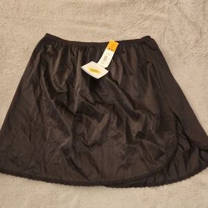 NWT Cabernet Black Slip 16" Women's Size M